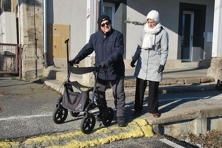 Für Menschen mit dem Rollator lässt sich der Bahnsteig kaum erreichen, mit dem Rollstuhl überhaupt nicht. Für Menschen mit dem Rollator lässt sich der Bahnsteig kaum erreichen, mit dem Rollstuhl überhaupt nicht. 