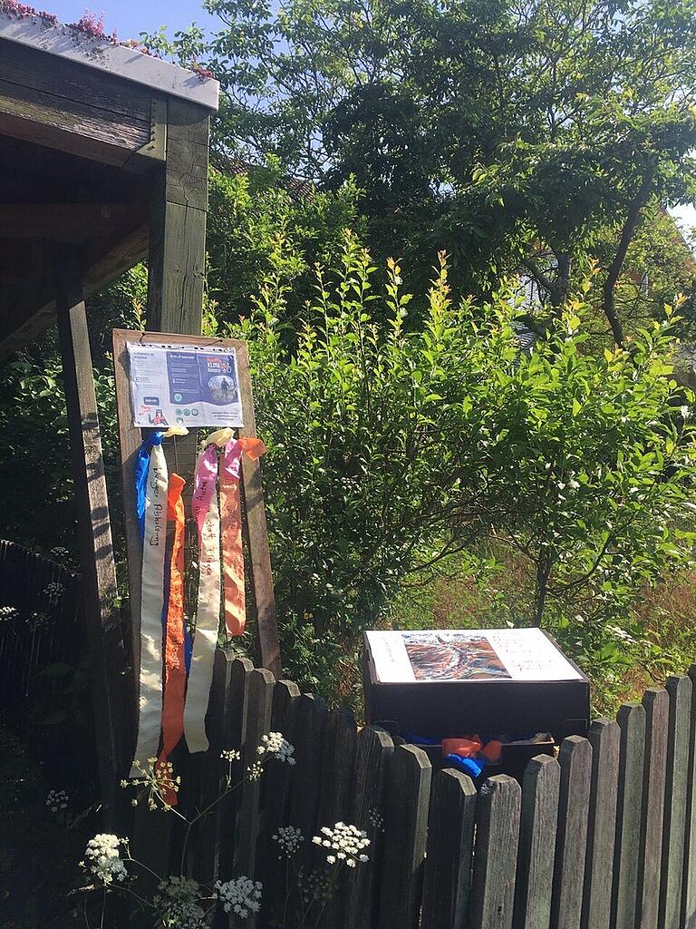 Möglichst viele solcher Klimabänder sollen im September in Berlin im Wind flattern. Das Foto zeigt Klimabänder, die schon jetzt an Sammelstellen Aufmerksamkeit erzeugen.