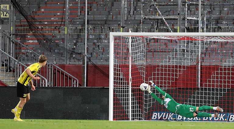 Der Held des Elfmeterschießens: Hier pariert Kickers-Torhüter Vincent Friedsam gegen Sebastian Niedermayer.