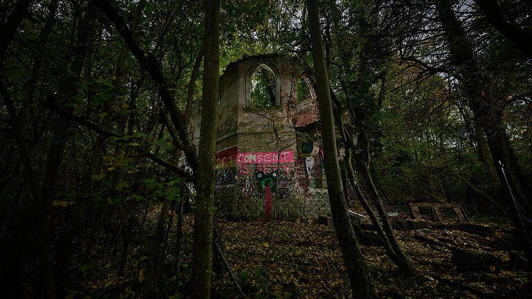 Wer in Würzburg auf die Suche nach einer schaurigen Halloween-Kulisse geht, der wird schnell fündig:&nbsp; Blick auf die Ruine eines historischen Gartenpavillons im Wald zwischen Zellerau und Höchberg.