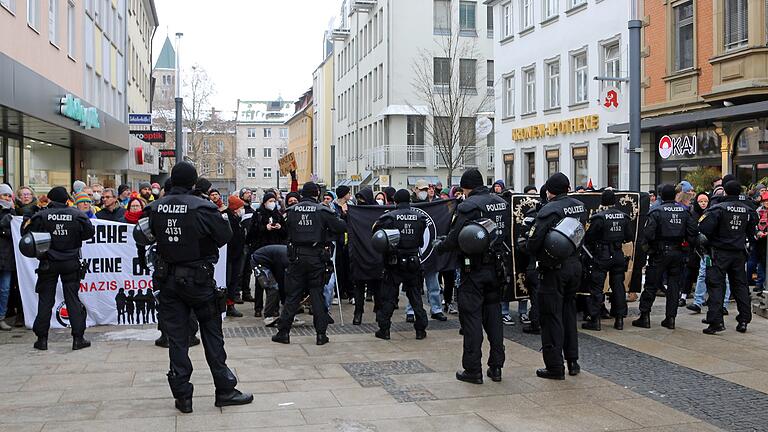 Rund 100 Bürger stellten sich der Kundgebung der rechtsextremen Kleinstpartei 'Der III. Weg' am Samstagvormittag in der Schweinfurter Spitalstraße entgegen.