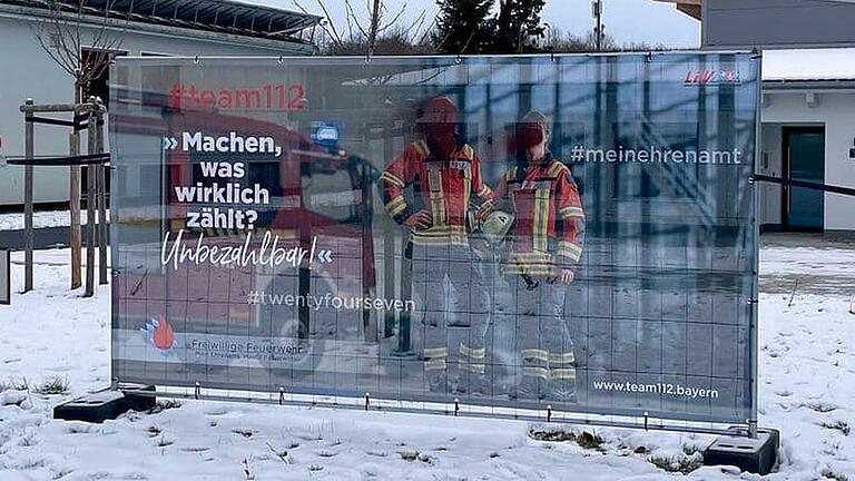 Vandalismus: das beschmierte Werbebanner des Landesfeuerwehrverbands Bayern in Kleinrinderfeld. Vandalismus: das beschmierte Werbebanner des Landesfeuerwehrverbands Bayern in Kleinrinderfeld.