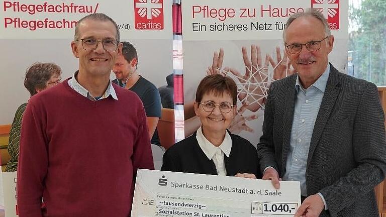 Bei der Übergabe der Spende freuten sich: Pflegedienstleiter Bruno Kleinhenz, Personalrätin Annette Illig von der Sparkasse Bad Neustadt sowie Bernhard Rösch, Vorstand der Sozialstation (von links). Bei der Übergabe der Spende freuten sich: Pflegedienstleiter Bruno Kleinhenz, Personalrätin Annette Illig von der Sparkasse Bad Neustadt sowie Bernhard Rösch, Vorstand der Sozialstation (von links).