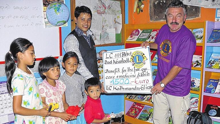 Unterstützung für den Partnerclub im Erdbebengebiet: Klaus Schiffmann (rechts) vom Lions Club Bad Neustadt überreicht bei einem früheren Aufenthalt in Kathmandu eine Spende. Unterstützung für den Partnerclub im Erdbebengebiet: Klaus Schiffmann (rechts) vom Lions Club Bad Neustadt überreicht bei einem früheren Aufenthalt in Kathmandu eine Spende.