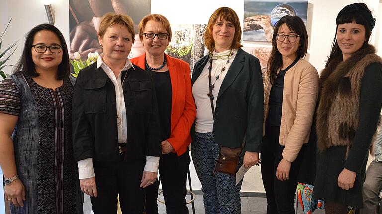 Die Lebensspuren ungewöhnlicher Frauen wurden beim Weltfrauentag sichtbar. Von links: Sirimanee Chatrojjanasakul, Rita Rösch, Gudrun Hellmuth, Eva Warmuth, Rebekka May und Katharina Keßler.