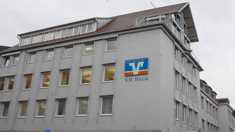 Die VR Bank hat nur noch in ihrer Zentrale in Kitzingen einen Schalterbetrieb, alle anderen Filialen in ihrem Verbreitungsgebiet sind nicht mehr mit Personal besetzt.