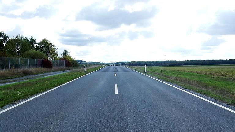 Von Weyer bis kurz vor Untereuerheim wird das Straßenbegleitgrün auf der rechten Seite ökologisch aufgewertet. Von Weyer bis kurz vor Untereuerheim wird das Straßenbegleitgrün auf der rechten Seite ökologisch aufgewertet.
