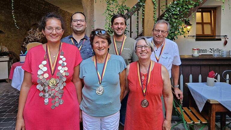 Die Klubmeister von Unter Uns Bad Neustadt wurden geehrt. Hintere Reihe (von links) Serdar Aktürk, Christian Hüther und Hermann Holzinger. Vordere Reihe (von links) Kathrin Hüther mit Königskette, Anni Müller und Kornelia Thomas. Die Klubmeister von Unter Uns Bad Neustadt wurden geehrt. Hintere Reihe (von links) Serdar Aktürk, Christian Hüther und Hermann Holzinger. Vordere Reihe (von links) Kathrin Hüther mit Königskette, Anni Müller und Kornelia Thomas.