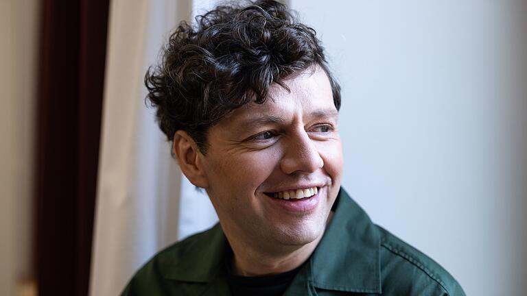 Interview mit Christian Friedel       -  Christian Friedel hat in der dritten Staffel von &bdquo;The White Lotus&rdquo; eine Nebenrolle.