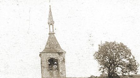 Beschädigt: Noch steht der zerschossene Kirchturm.