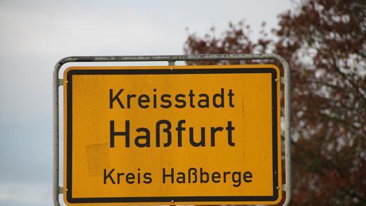 Das Ortsschild von Haßfurt.