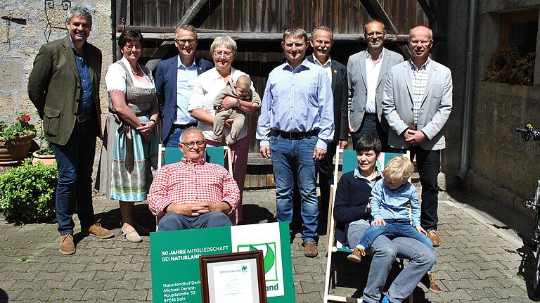 Drei Generationen auf dem Naturlandhof Derleth: In den Bio-Liegestühlen, aber keineswegs untätig, sind Alfred Derleth und Schwiegertochter Ulrike Derleth mit Sohn Jakob zu sehen, dahinter (von links) Michael Diestel, Margit Ziegler, Eberhard Räder, Margit Derleth mit Enkelin Laura, Michael Derleth, Paul Knoblach (MdL), Bürgermeister Martin Schmitt und Stefan Fella. Drei Generationen auf dem Naturlandhof Derleth: In den Bio-Liegestühlen, aber keineswegs untätig, sind Alfred Derleth und Schwiegertochter Ulrike Derleth mit Sohn Jakob zu sehen, dahinter (von links) Michael Diestel, Margit Ziegler, Eberhard Räder, Margit Derleth mit Enkelin Laura, Michael Derleth, Paul Knoblach (MdL), Bürgermeister Martin Schmitt und Stefan Fella.