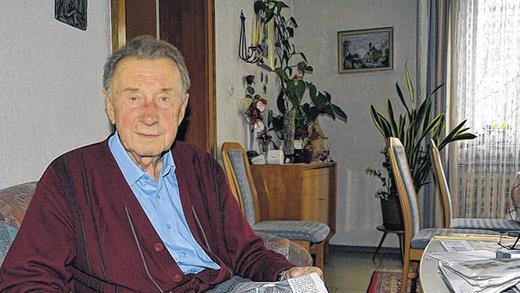 Immer interessiert: Die tägliche Zeitungslektüre gehört seit 55 Jahren zum Leben von Dr. Josef Bocklet. Am diesem Samstag feiert er in Bad Neustadt 90. Geburtstag.