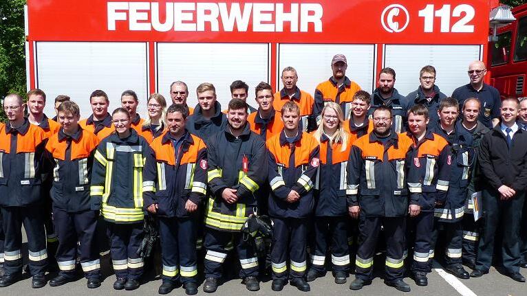 THL-Leistungsprüfung erfolgreich bestanden       -  (is)   30 Feuerwehrleute aus der Großgemeinde Schonungen haben erfolgreich die Leistungsprüfung &bdquo;Technische Hilfeleistung&ldquo; in den Stufen 1 bis 6 absolviert. Unter den kritischen Augen von Kreisbrandinspektor Peter Höhn sowie den Kreisbrandmeistern Christoph Steger und Horst Klopf meisterten sie alle Aufgaben mit Bravour. Die Prüflinge waren Christian Lindner, Florian Müller, Dennis Beyersdörfer, Tobias Heubel, Christoph Kaiser, Oliver Kaiser, Robert Lindner, Patrick Lindner, Andre Kaiser, Martin Kaiser, Peter Heupel, David Lindner (alle Hausen), Frank Reichelt (Mainberg), Tanja Götzendörfer, Daniel Barthelmes, Timo Scheuring, Patricia Schüßler (alle Marktsteinach), Dieter Wahler, Nico Wahler, Alexander Gütlein, Fabian Elfert (alle Abersfeld), Florian Götzendörfer, Jürgen Simon, Andre Merz, Tobias Doile, Fabian Zier, Laura Felbier, Marius Brand und Nils Roßkopf (alle Schonungen).