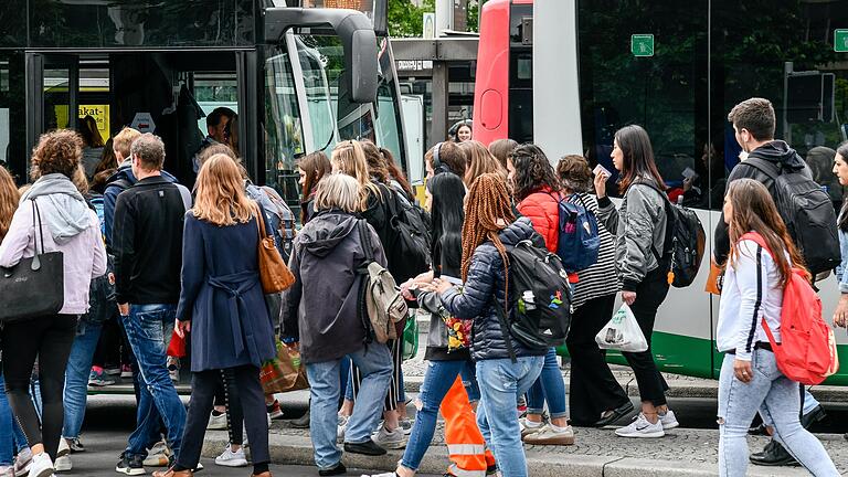 Am Hauptbahnhof in Würzburg befindet sich auch der Busbahnhof. Dort starten die Busse des ÖPNV in viele Richtungen der Region.