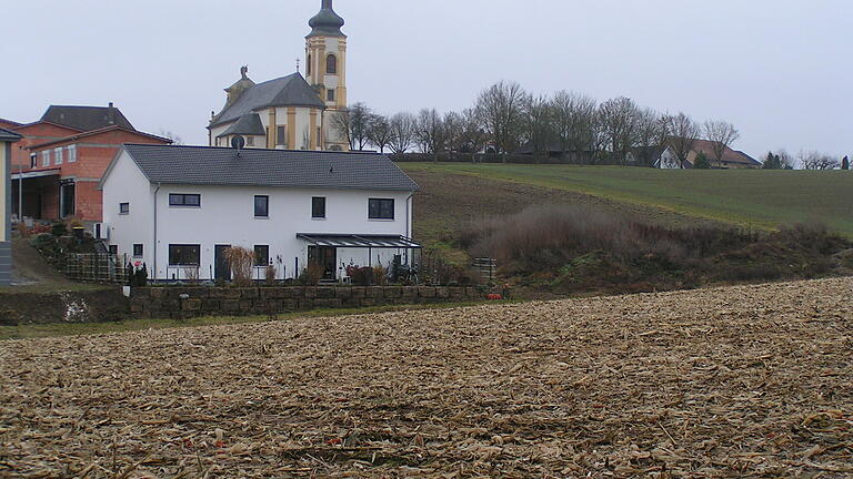 Sehr gut angenommen wurde das Wohnbaugebiet Hirtenpfad in Gaukönigshofen (im Bild links ein kleiner Teil davon). Das Bebauungsplanverfahren für die Erweiterung 'Hirtenpfad 2' (im Bild nach rechts) stockt momentan wegen des Feldhamsterschutzes.