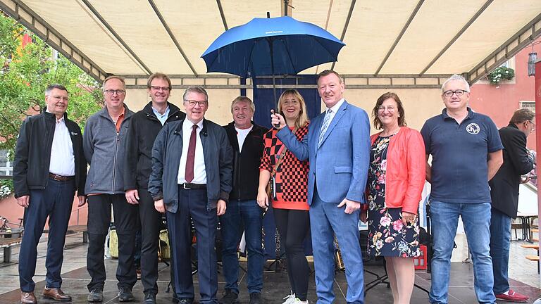 Schirmherren waren beim Ochsenfest gefragt. Bei der Eröffnung (von links): Christof Braterschofsky (Stadtmarketingverein), Burkard Bähr (Partnerschaftsverein), dritter Bürgermeister Tilo Hemmert, Landtagsabgeordneter Volkmar Halbleib, Karl-Heinz Grünsfelder (Fischerzunft), Geschäftsführerin Julia Moutschka (Stadtmarketingverein), Bürgermeister Peter Juks, zweite Bürgermeisterin Rosa Behon und Matthias Schäffer (Ochsenfurter FV).