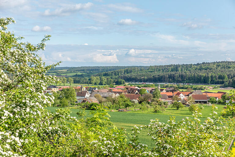 Am Aussichtspunkt Glösberg mit Blick auf Gräfenneuses.