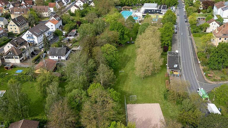 Laut geltendem Beschluss soll auf dem rückwärtigen Teil des Freibad-Geländes (unten im Bild) an der Dingolshäuser Straße eine Kita in Modulbauweise errichtet werden. Laut geltendem Beschluss soll auf dem rückwärtigen Teil des Freibad-Geländes (unten im Bild) an der Dingolshäuser Straße eine Kita in Modulbauweise errichtet werden.