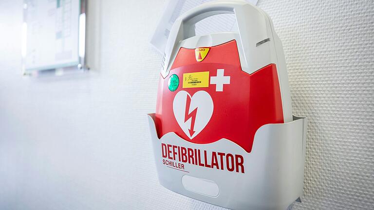 Ein einsatzbereiter Defibrillator. Diese Geräte sollen in Würzburg künftig an öffentlichen Plätzen verfügbar sein. Ein einsatzbereiter Defibrillator. Diese Geräte sollen in Würzburg künftig an öffentlichen Plätzen verfügbar sein.