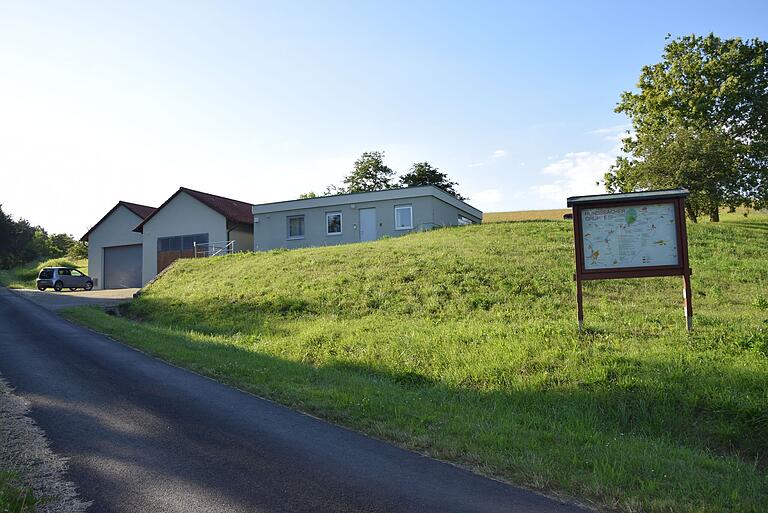 Die Gemeinde Eußenheim bezieht ihr Trinkwasser vom Zweckverband Hundsbacher Gruppe. Im Bild das Maschinenhaus mit Nebengebäuden in Hundsbach. Hinter dem Technikgebäude liegen die drei Brunnen.