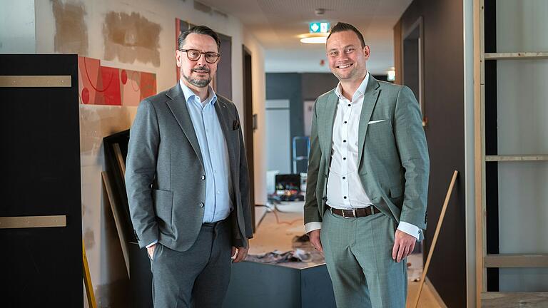 Noch ist das neue Gründerzentrum in der Sparkasse Mainfranken eine Baustelle. Doch am 10. Oktober wollen es Vorstandsmitglied Jochen Schönleber (links) und Firmenkunden-Abteilungsleiter Benjamin Blumberger eröffnen.