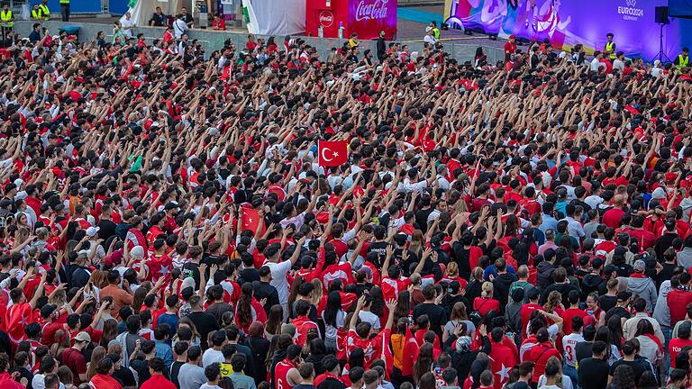 Euro 2024: Tschechien - Türkei       -  Gegen einen Mann ist Anklage wegen versuchten Mordes erhoben worden, weil er Menschen mit türkischen Fan-Utensilien mit einem Messer verletzt haben soll. (Archivfoto)