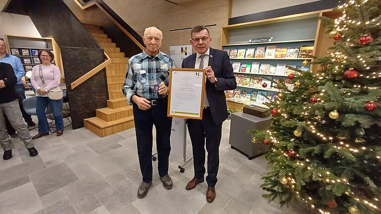 Stadtplakette für kulturelle Verdienste an Walter Ackerl - Stadtplakette für kulturelle Verdienste an Walter Ackerl Stadtplakette für kulturelle Verdienste an Walter Ackerl - Stadtplakette für kulturelle Verdienste an Walter Ackerl