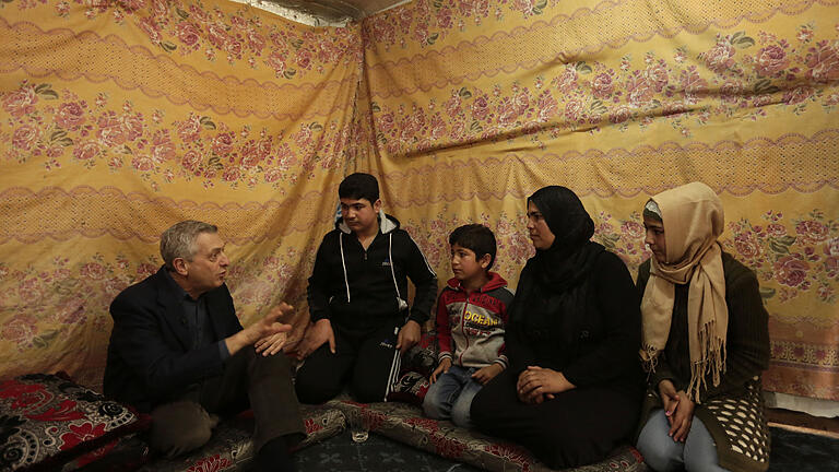 Filippo Grandi (links), Hoher Flüchtlingskommissar der Vereinten Nationen, spricht mit einer syrischen Flüchtlingsfamilie im Libanon.