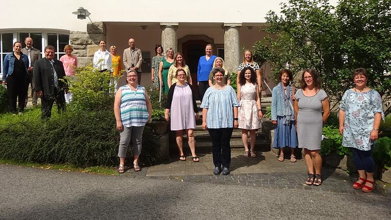 Schulabschluss an der Bischofsheimer Hauswirtschaftssschule in Pandemiezeiten. Mit im Bild Schulleiterin Christina Weber-Hoch (rechts). Schulabschluss an der Bischofsheimer Hauswirtschaftssschule in Pandemiezeiten. Mit im Bild Schulleiterin Christina Weber-Hoch (rechts).