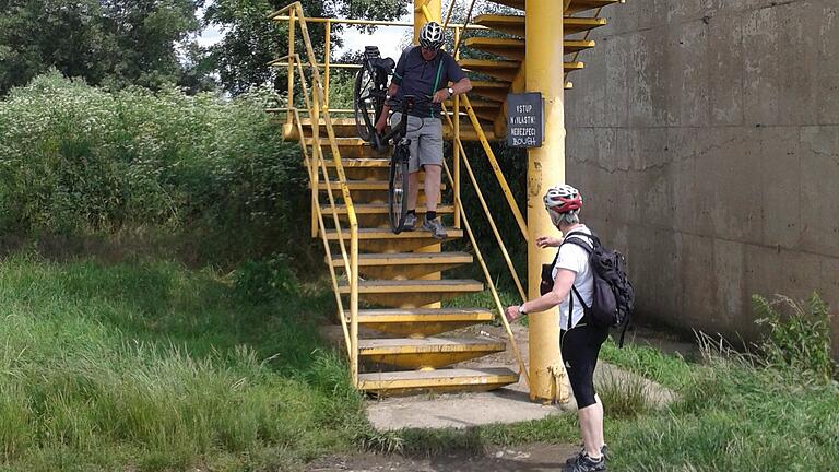 Nichts für schwache Arme: Auf ihrer Prag-Tour mussten Andreas und Anita Barthel ihre E-Bikes auch schon einmal ein Stück tragen wie hier bei der Überquerung der Moldau.&nbsp;