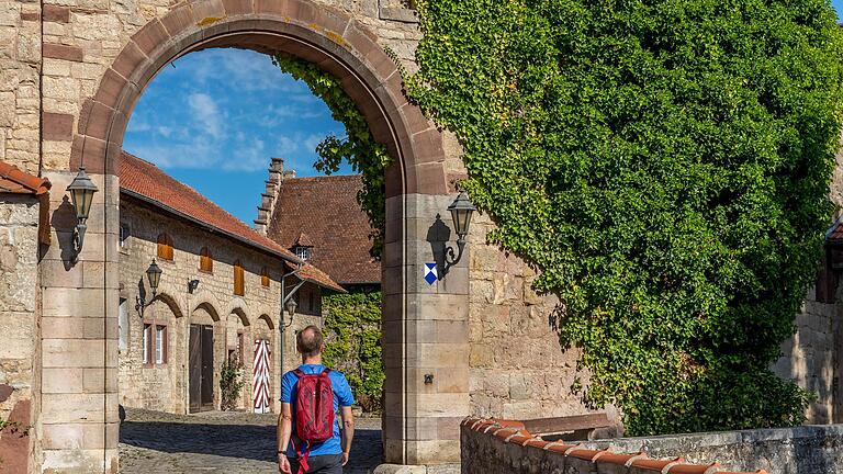 Schoss Saaleck liegt auf der Wanderroute des 5,8 Kilometer langen Weinlehrpfads. Schoss Saaleck liegt auf der Wanderroute des 5,8 Kilometer langen Weinlehrpfads.