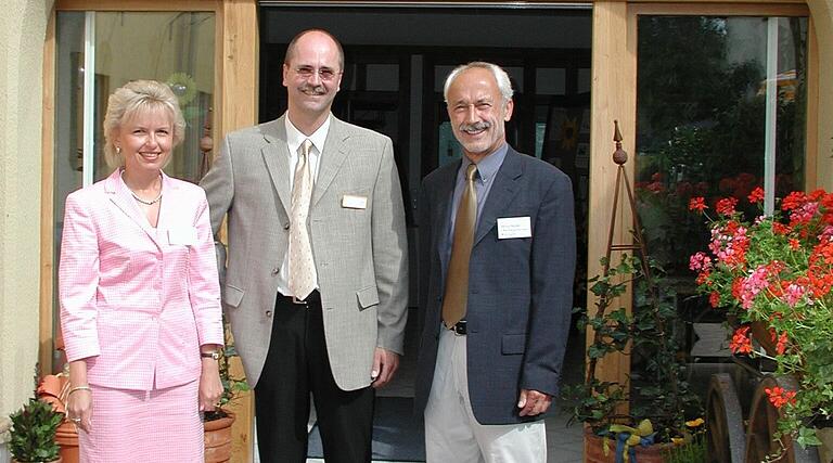 Die Einweihung des Anbaus im Haus der Pflege im Jahr 2006 mit Landrätin Tamara Bischof, Helmut Witt und dem damaligen Kitzinger OB Bernd Moser. Die Einweihung des Anbaus im Haus der Pflege im Jahr 2006 mit Landrätin Tamara Bischof, Helmut Witt und dem damaligen Kitzinger OB Bernd Moser.