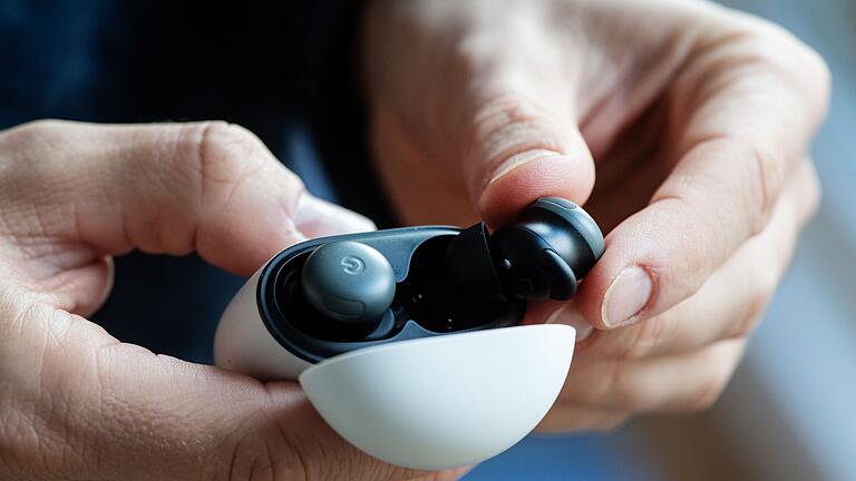 Google Pixel Buds Pro 2       -  Sechs Stunden Laufzeit sind für die kleinen Ohrstöpsel kein Problem. Der Akku im Gehäuse lädt auch locker dreimal nach.