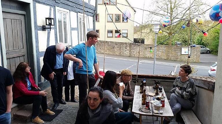 Finissage im Haus Pfeffermann in Nordheim. Ein belebtes wird wieder zu einem leer stehenden Haus. Die Künstler feierten Abschied. Mit im Bild Sigrid Twitchell (links), die ihr Elternhaus für ein &bdquo;wandelndes Kunstwerk&ldquo; zur Verfügung gestellt hat, und Andreas von Ow (stehend) sowie Natalie Obert (rechts), die noch einmal durch das Haus geführt haben. Foto Brigitte Gbureck