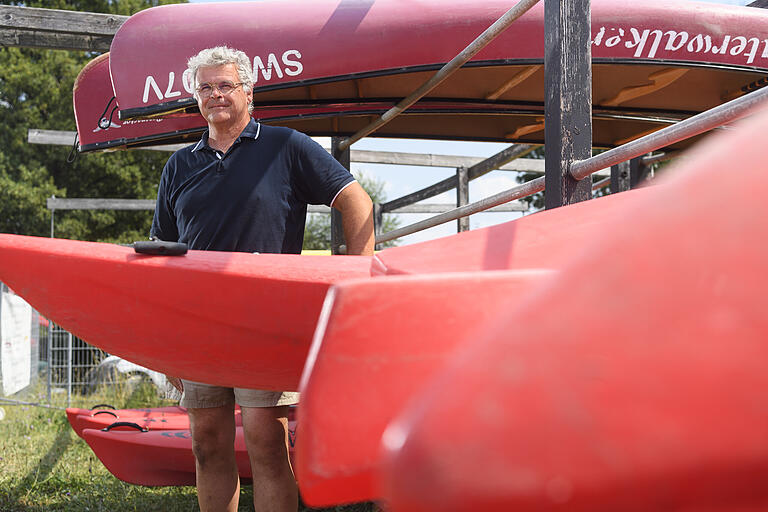 Markus Schönefelder, 52, steht zwischen seinen Booten am Ufer des Mains bei Volkach.