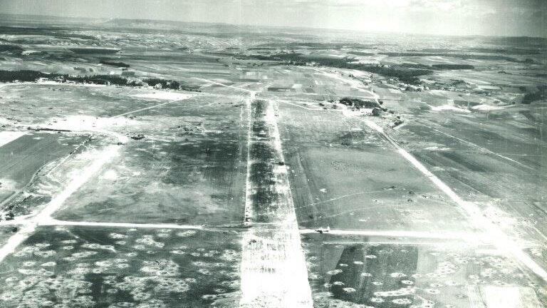 So sah es am Flugplatz Giebelstadt nach der Bombardierung aus: im Bild die zerstörte Start- und Landebahn (von West nach Ost) im Jahr 1945.