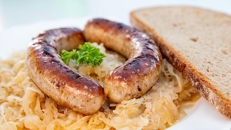 Tradition an Heiligabend: Fränkische Bratwürste mit Sauerkraut und Brot. Tradition an Heiligabend: Fränkische Bratwürste mit Sauerkraut und Brot.