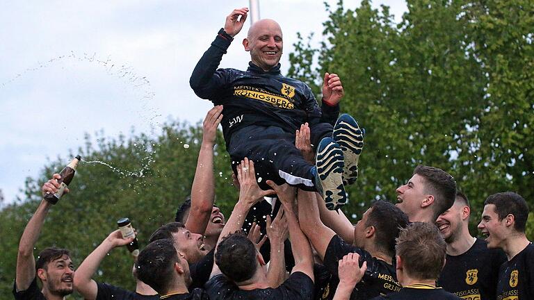 Der Meistertrainer lässt sich feiern: Enrico Wetz (oben) hat mit dem TV Königsberg den Titel in der Fußball-Kreisklasse Schweinfurt 3 geholt.