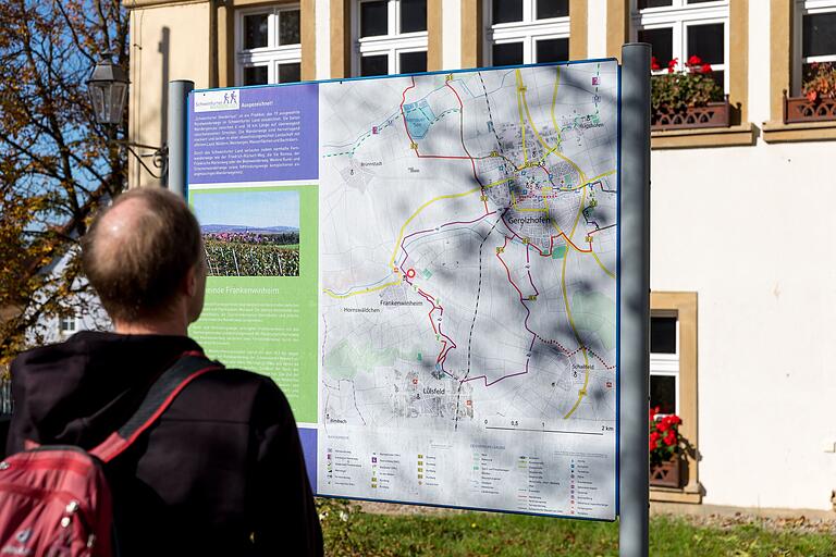 Am Startpunkt der Wanderung, am Kirchplatz in Frankenwinheim, gibt diese Tafel Auskunft über die Gemeinde und über die Tour gibt. Am Startpunkt der Wanderung, am Kirchplatz in Frankenwinheim, gibt diese Tafel Auskunft über die Gemeinde und über die Tour gibt. 