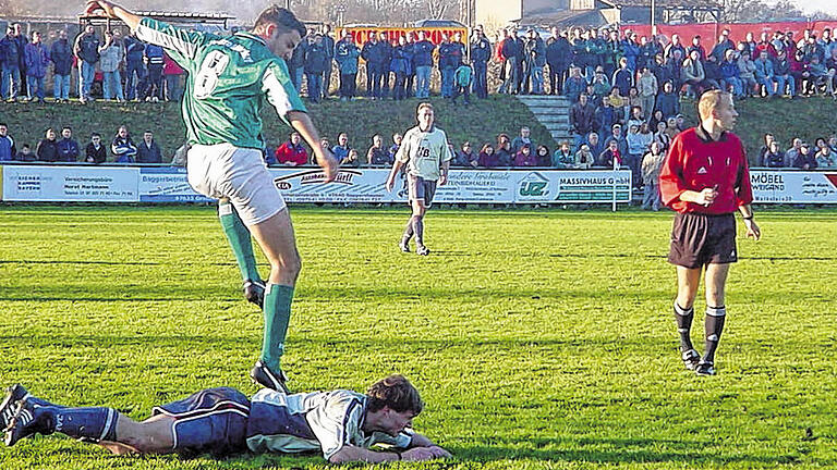 Erinnerungen: Jürgen Hein (TSV Großbardorf) überspringt in dem denkwürdigen Derby am 23. November 2002 den Aubstädter Joachim Dürbeck. Großbardorf gewann 3:2.