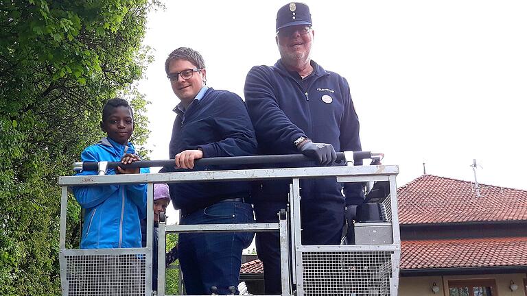 Will hoch hinaus, so wie hier im Rahmen des Frühlingsfestes der örtlichen Feuerwehr. Die CSU Strahlungen hat Johannes Hümpfner (Mitte) einstimmig als Kandidaten für Bürgermeisterwahl 2020 nominiert. Will hoch hinaus, so wie hier im Rahmen des Frühlingsfestes der örtlichen Feuerwehr. Die CSU Strahlungen hat Johannes Hümpfner (Mitte) einstimmig als Kandidaten für Bürgermeisterwahl 2020 nominiert.