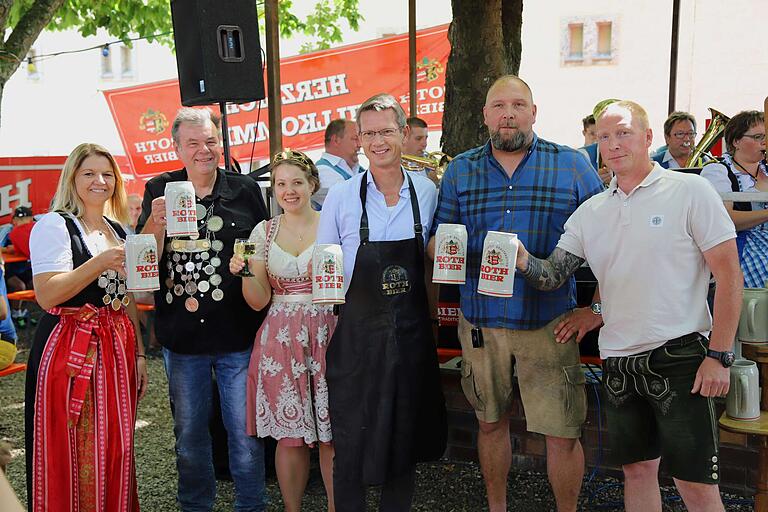 So lieben es die Bürgervereine und Kirchweih-Liebhaber: Bieranstich mit dem Oberbürgermeister und danach zünftig feiern. Das Foto entstand bei der letzten Gartenstadt-Kirchweih 2019.