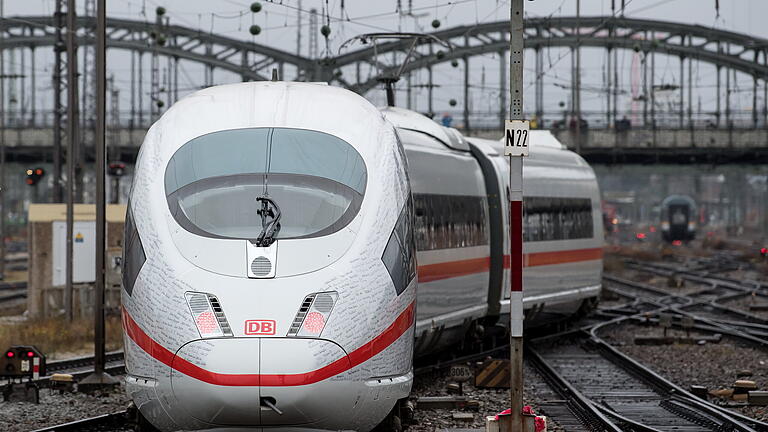 Eröffnung der Schnellfahrstrecke München - Berlin.jpeg       -  Bei einer Zerschlagung der Bahn verblieben die Züge im Konzern, Gleise und Bahnhöfe würden abgetrennt.