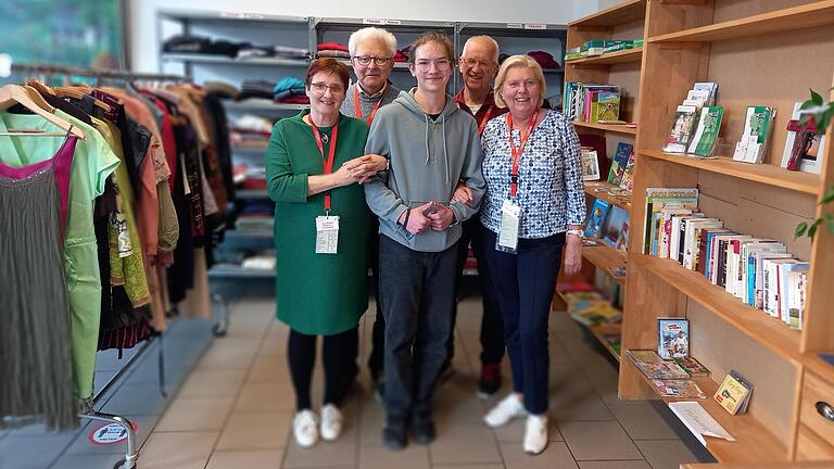 Boys'Day-Teilnehmer Maximilian mit den Ehrenamtlichen Dagmar und Michael Ballani sowie Michael und Doris Tibbe im Caritasladen.