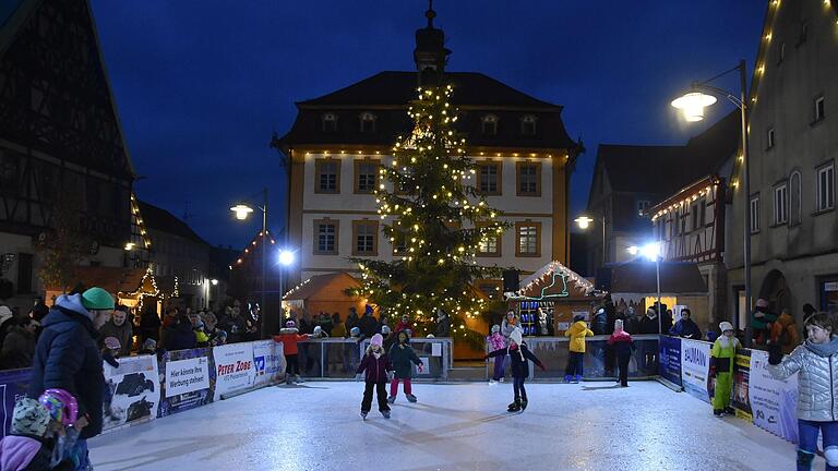 Die Schlittschuh-Saison auf der Kunststoff-Eisbahn auf dem Röttinger Marktplatz startet am ersten&nbsp; Advent und dauert bis 7. Januar.&nbsp;