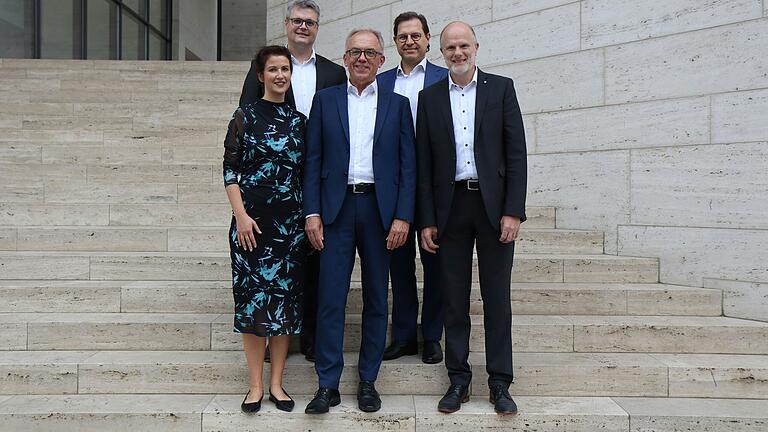 Betriebsjubiläum bei der VR Bank Main-Rhön: (v.l.) Daniela Genders (Personalentwicklung), Markus Feser (Vorstandsmitglied), Uwe Benkert, Frank Hefner (Vorstandssprecher), Martin Weyer (stellvertretender Betriebsratsvorsitzender).