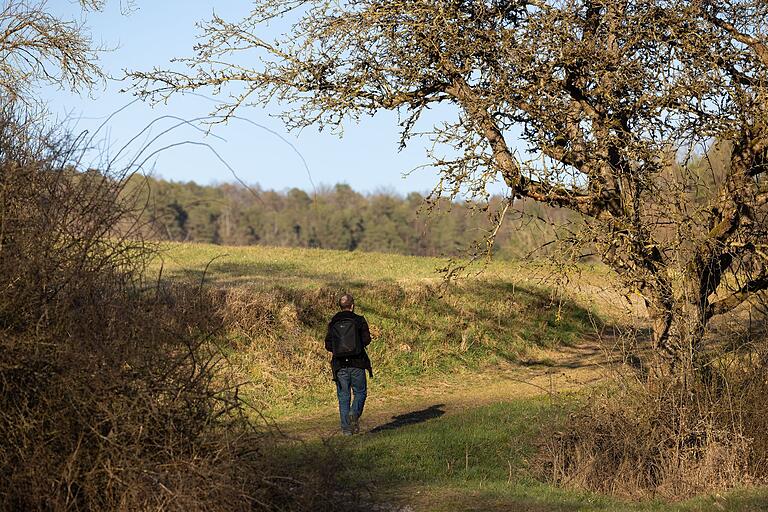 Wandern auf dem Fuchsstädter Natur- und Kulturlehrpfad. Die Tour führt durch die abwechslungsreiche Landschaft des Fränkischen Saaletals.