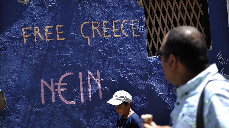 Graffiti in Athen       -  Slogan für den Austritt Griechenlands: Das krisengeplagte Land will zusammen mit den Geldgebern einen Grexit doch noch verhindern.