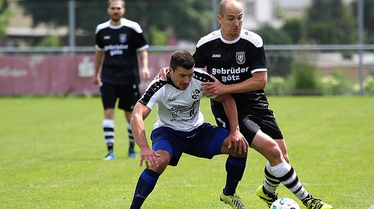 Tobias Riedner (rechts) spielte seit 2014 bei der TG Höchberg. Gegenspieler Benedikt Engert vom TSV Kleinrinderfeld versucht, ihn vom Ball zu trennen.